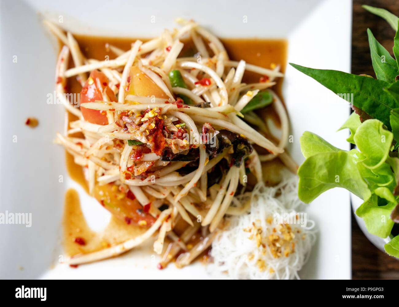 Nahaufnahme, Ansicht von oben Thai Würzige grüne Papaya Salat mit marinierten Fisch lecker Thai Essen Küche, Som Tum puu pla Ra, in der Nähe Stockfoto