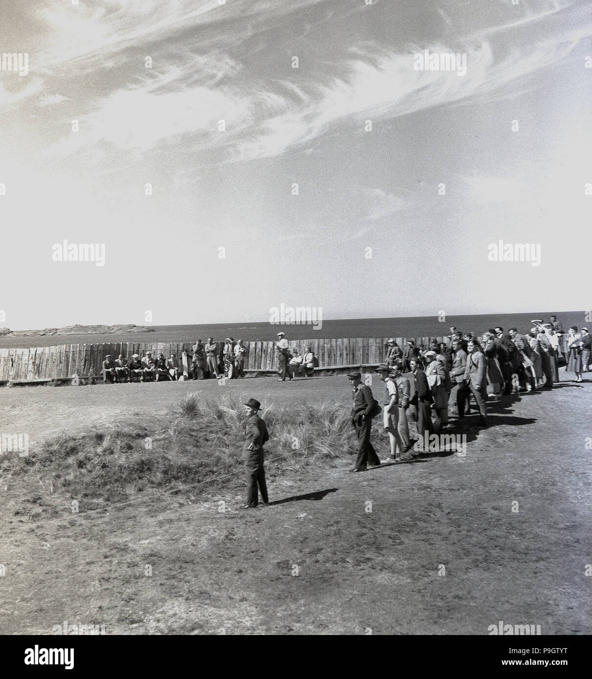 1951, historisch, auf dem Royal Portrush Golfplatz, Co. Antrim, Nordirland, Zuschauer beobachten Golfer auf einem Abschlag beim British Open Golf Turnier, gewonnen von dem englischen Golfer Max Faulkner, seinen einzigen großen Sieg. Stockfoto