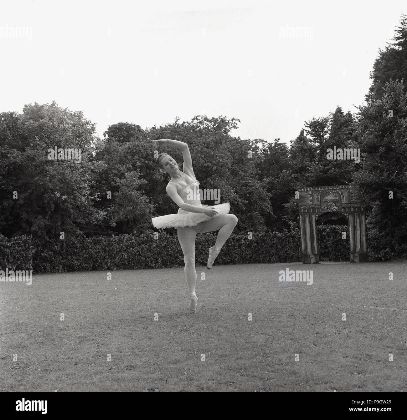 1967, Mädchen student Ballett außerhalb Durchführen am Tring Kunst fesitval, Tring, England, UK. Stockfoto