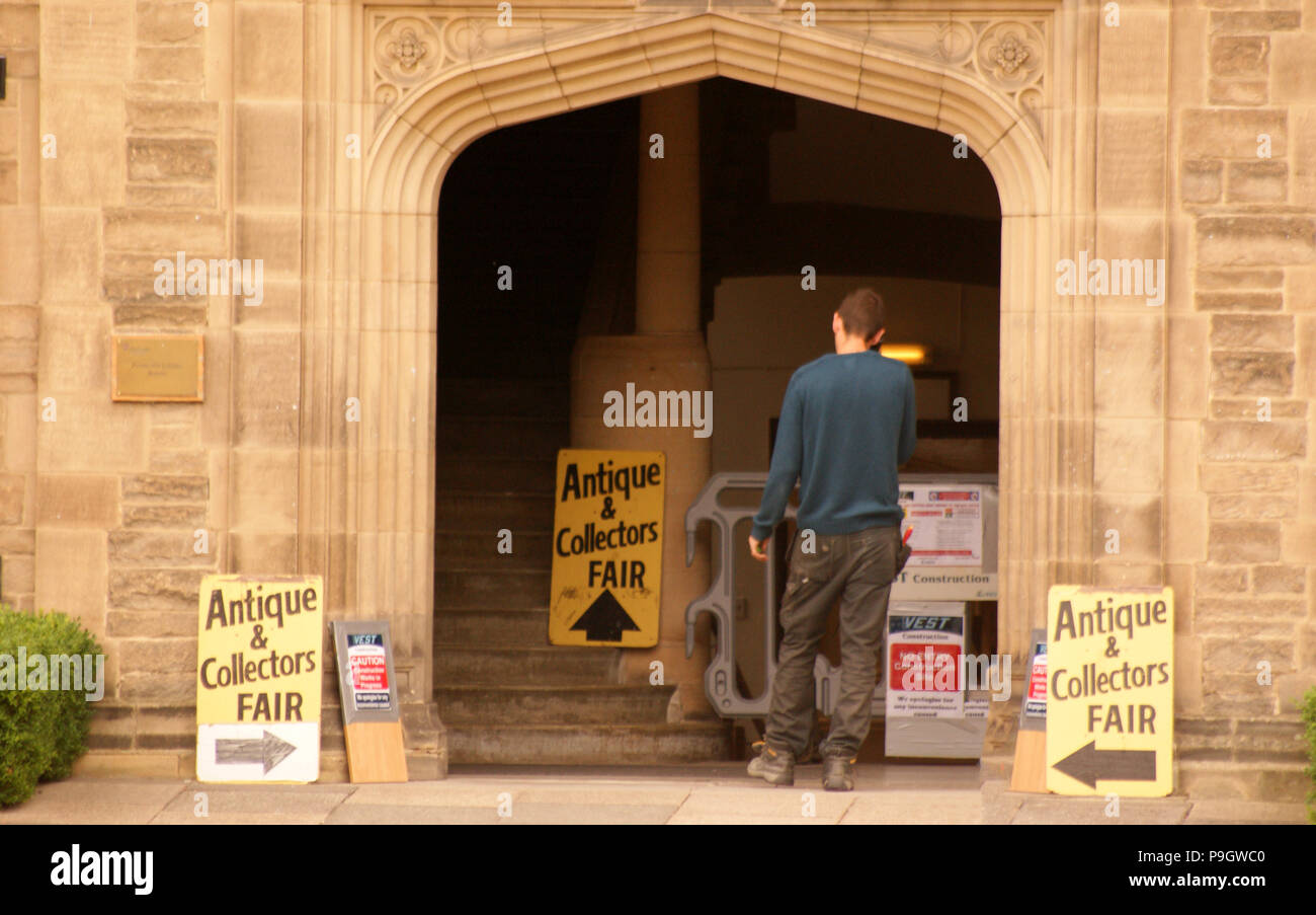 Antiquitäten- und Sammlerbörse Zeichen Mann in Gebäude Stockfoto
