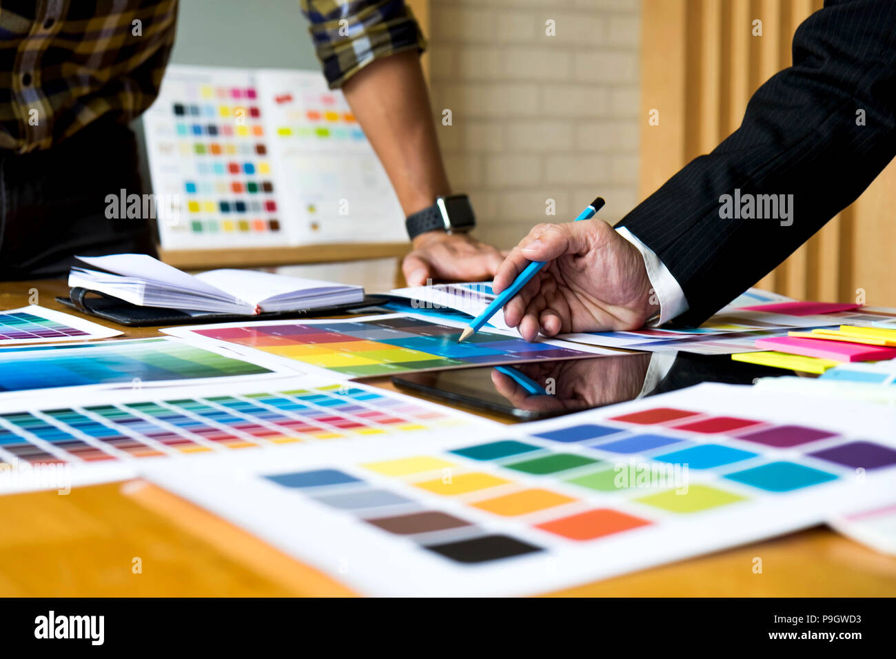 Grafik Designer verwenden Sie die Tablette Farben aus der Farbkarte bar Beispiel für Design Ideen, die kreative Gestaltung der grafischen Designer Konzept. Stockfoto