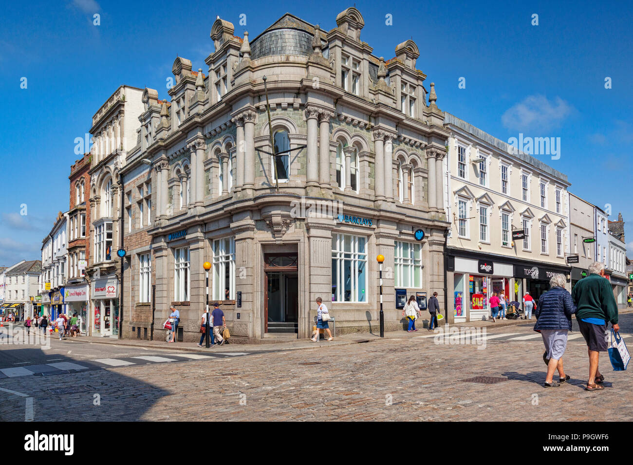 12. Juni 2018: Truro, Cornwall, Großbritannien - Shopping in der Innenstadt, mit Barclays Bank, an der Ecke der King Street und St Clement Straße. Stockfoto