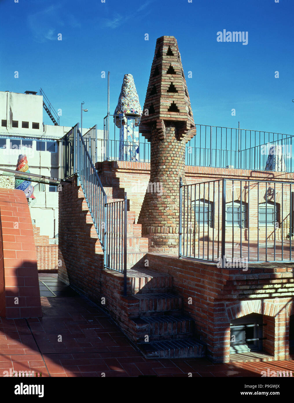 Perspektive der Schornsteine im westlichen Bereich des Güell Palast 1886-1890, von Antoni Ga… Stockfoto
