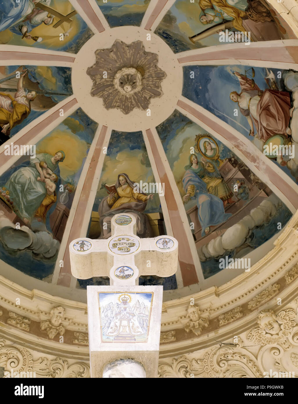 Heiligtum Unserer Lieben Frau von Balma, Überfahrt in der Zugang zum Kloster mit einem Tempel und einem Dekor ... Stockfoto