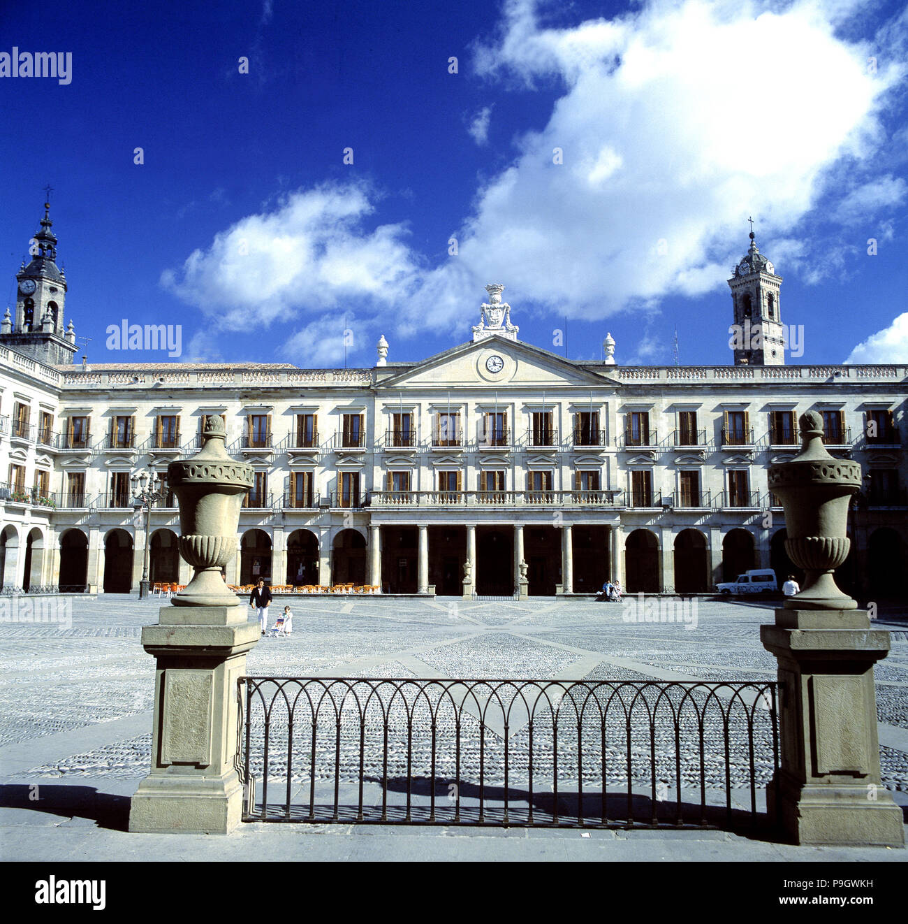 Neuen Platz und Rathaus der Stadt Vitoria, Portico, entworfen von Justo de Olaguibel. Stockfoto