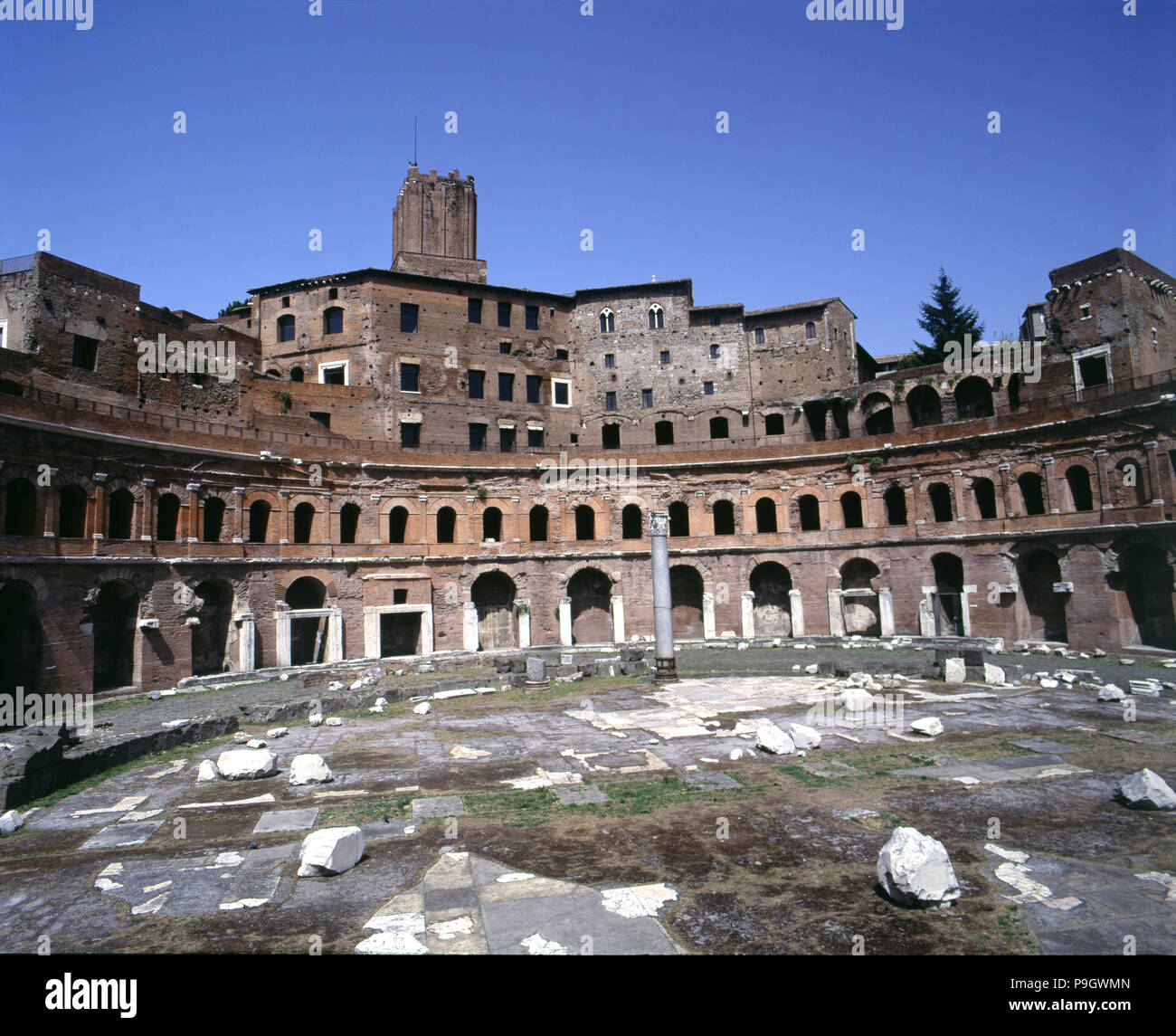 Forum des Traja mit dem Markt und der Spalte, es ist Teil der Kaiserforen in Rom. Stockfoto