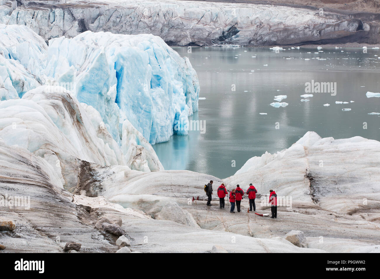 Touristen auf Gletscher, Spitzbergen, Arktis Stockfoto