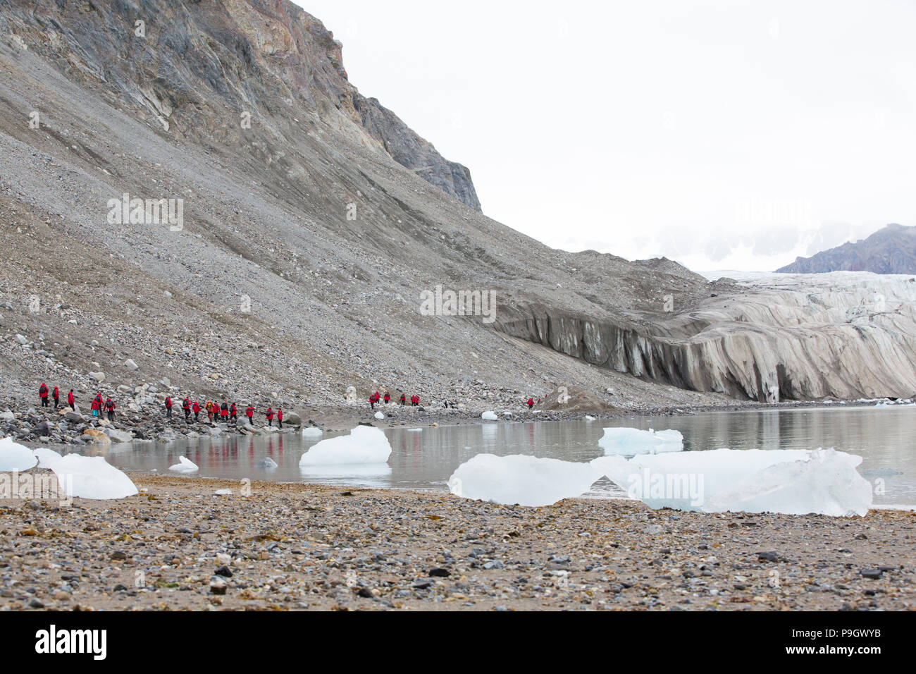 Touristen das 14. Juli Gletscher in Spitzbergen erkunden Stockfoto