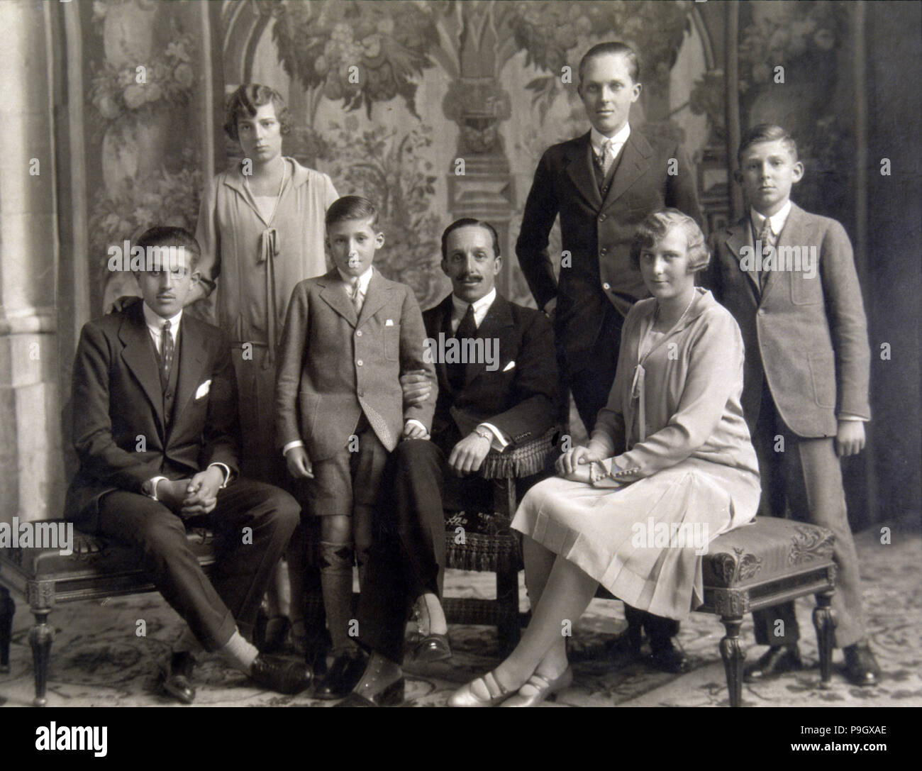 König Alfons XIII. von Spanien (1886-1941) mit seinen Söhnen, Don Jaime, Dona Beatriz, Don Gonzalo, Don… Stockfoto
