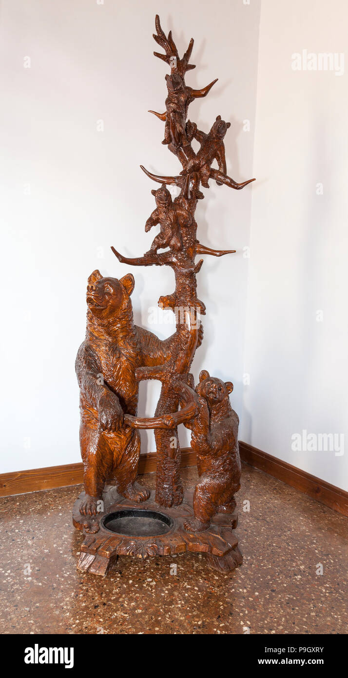 Antik Schwarz Wald tragen Halle stand aus Lindenholz (lindenholz) mit einer Bärin, sub-Erwachsenen und drei Jungtiere geschnitzt. Handgeschnitzt, Handwerk, artw Stockfoto