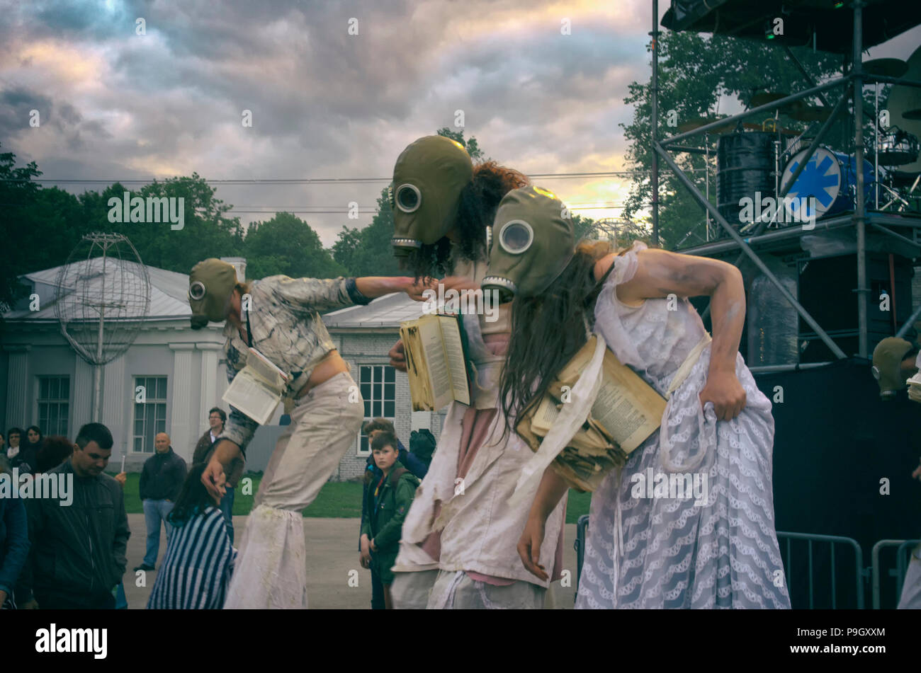 Sankt Petersburg, Russland - Juni 4, 2016: Internationale Festival der Street Theater" elagin Park': Abends Straße Leistung. Frauen auf Stelzen mit Ga Stockfoto