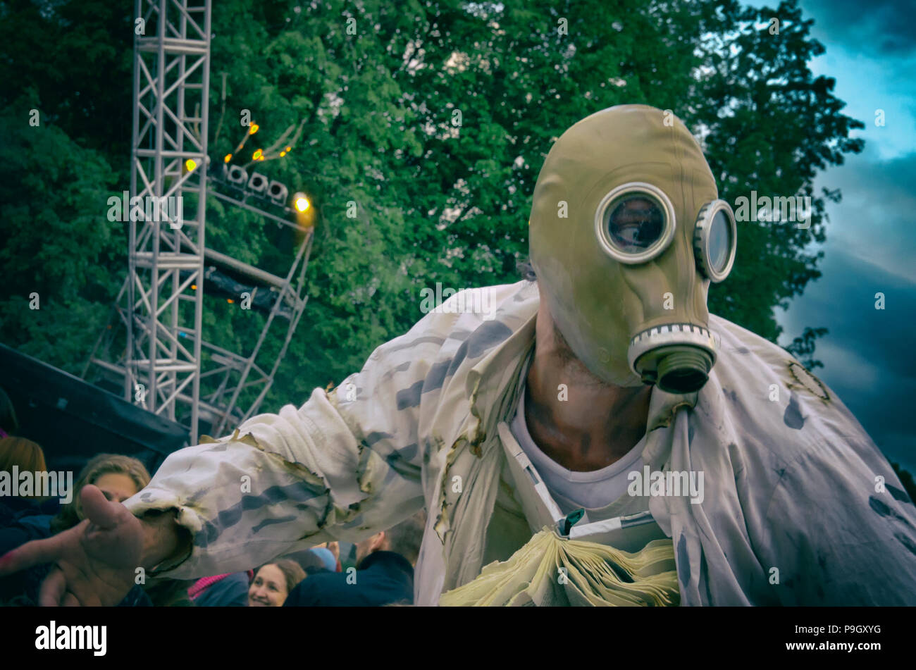 Sankt Petersburg, Russland - Juni 4, 2016: Internationale Festival der Street Theater" elagin Park': Der Abend Leistung. Ein Mann in einer Gasmaske mit Stockfoto