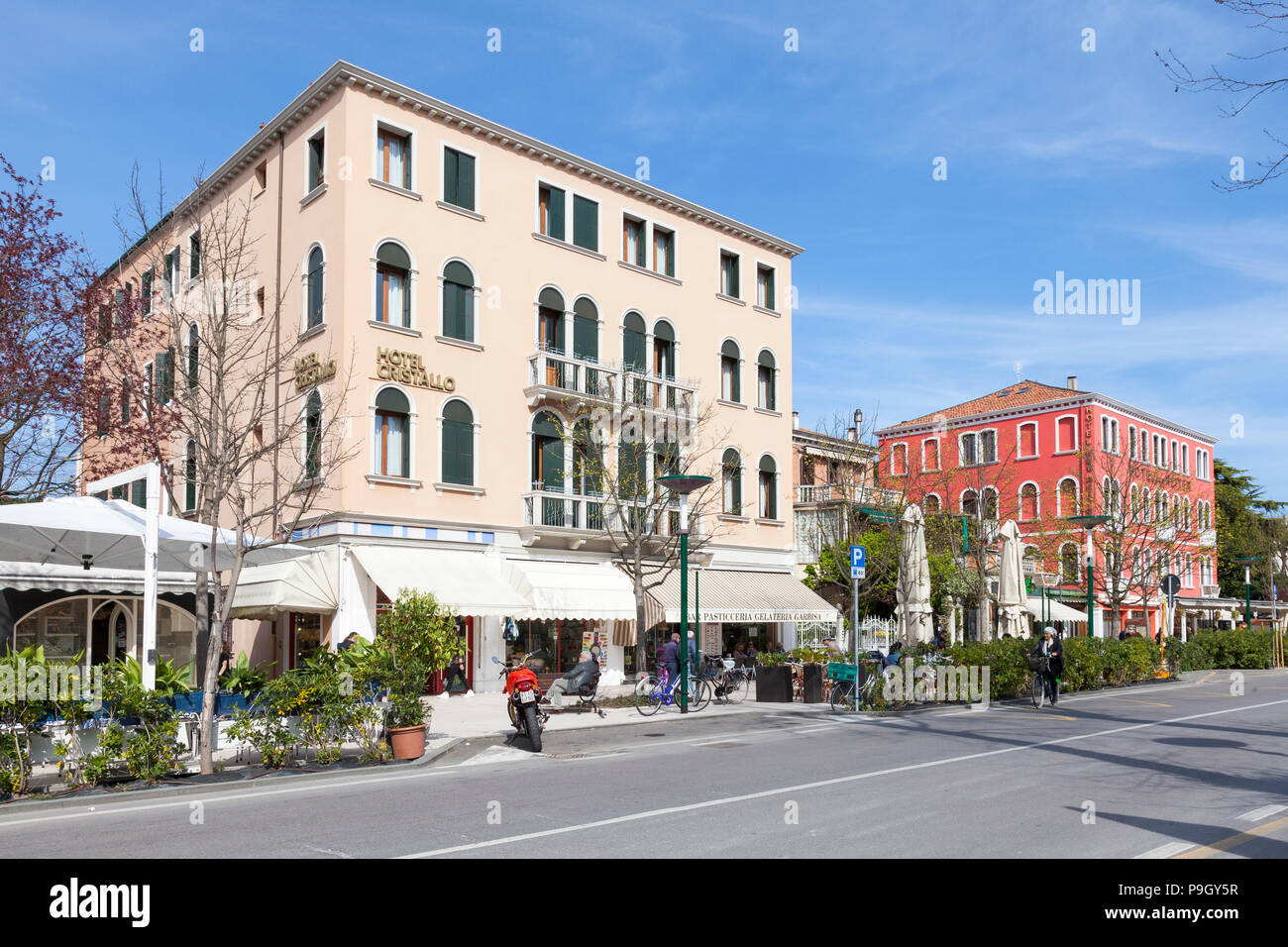 Lokale street scene Lido di Venezia mit Geschäften, Restaurants, Hotel Cristallo und Hotel neue Reiter, Gran Viale Santa Maria Elisabeta, Lido, Venedig, Vene Stockfoto