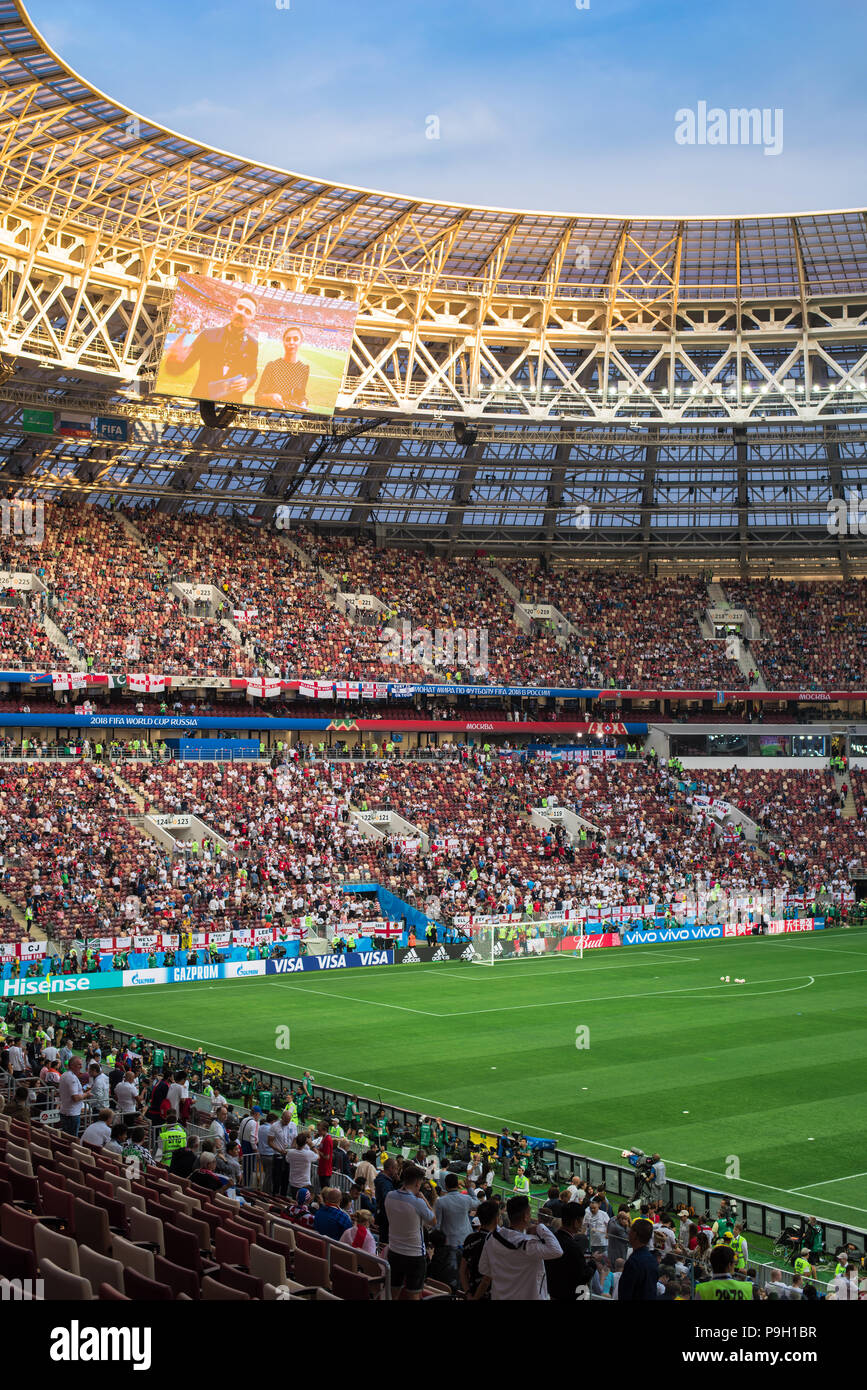 Moskau, Russland - Juli 11, 2018: Fußball-Fans feiern während der FIFA WM 2018 im Halbfinale Fußballspiel zwischen England und Kroatien Stockfoto