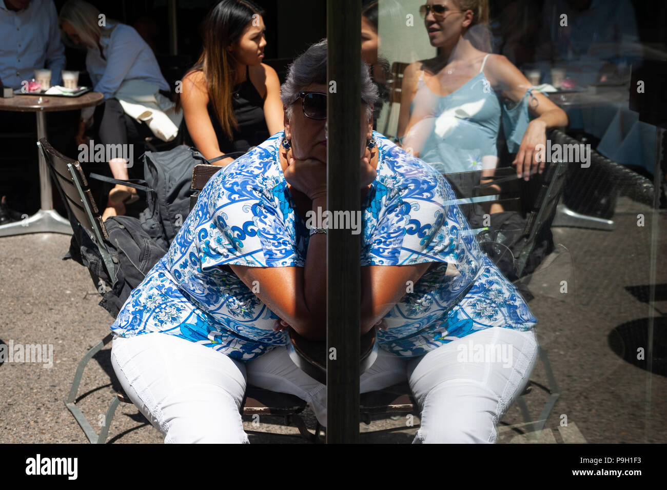 07.06.2018, Berlin, Deutschland, Europa - Menschen werden gesehen, sitzen in einem Café am Straßenrand entlang Kurfürstendamm in Berlin Charlottenburg. Stockfoto