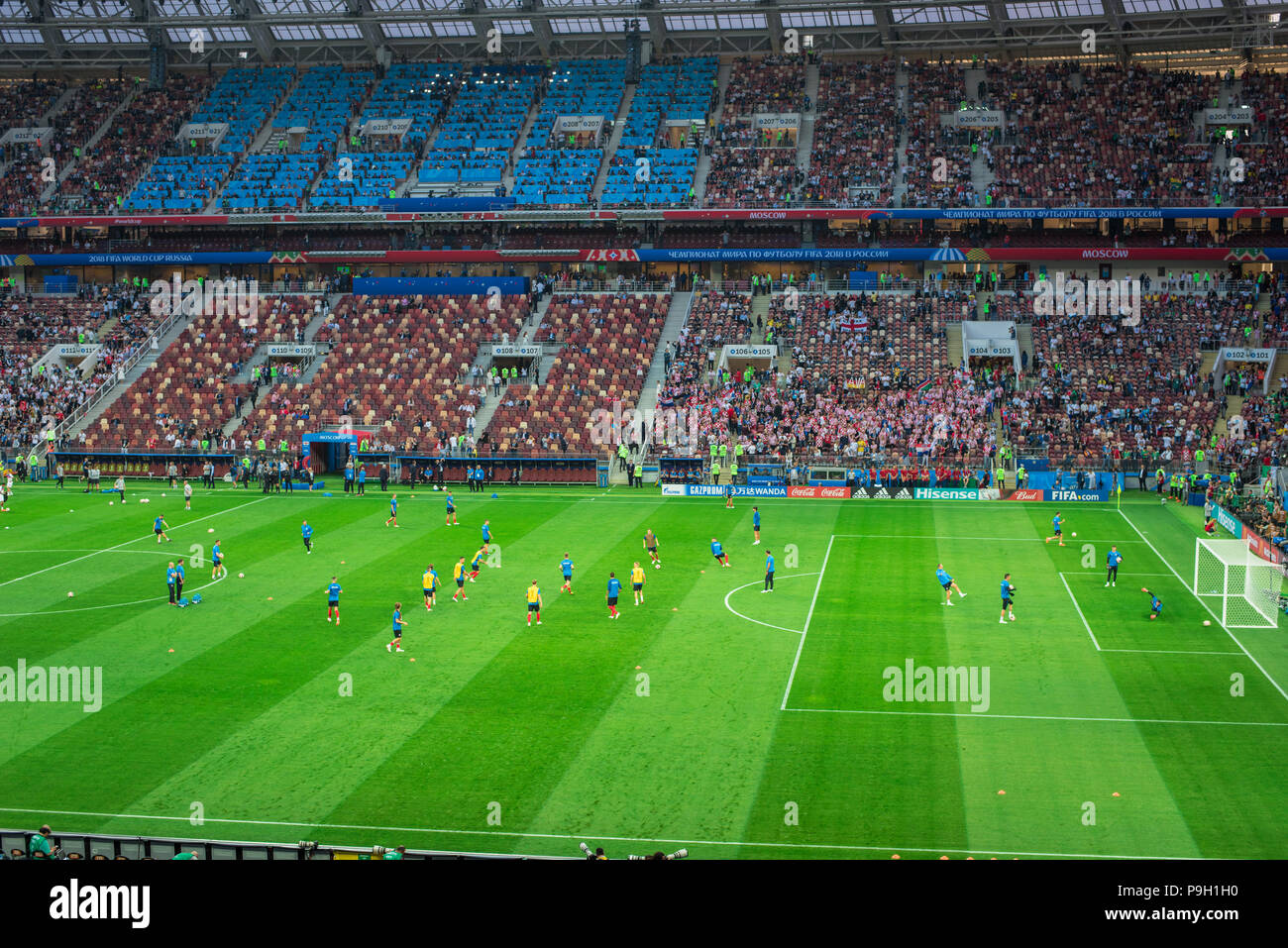 Moskau, Russland - Juli 11, 2018: Fußball-Fans feiern während der FIFA WM 2018 im Halbfinale Fußballspiel zwischen England und Kroatien Stockfoto