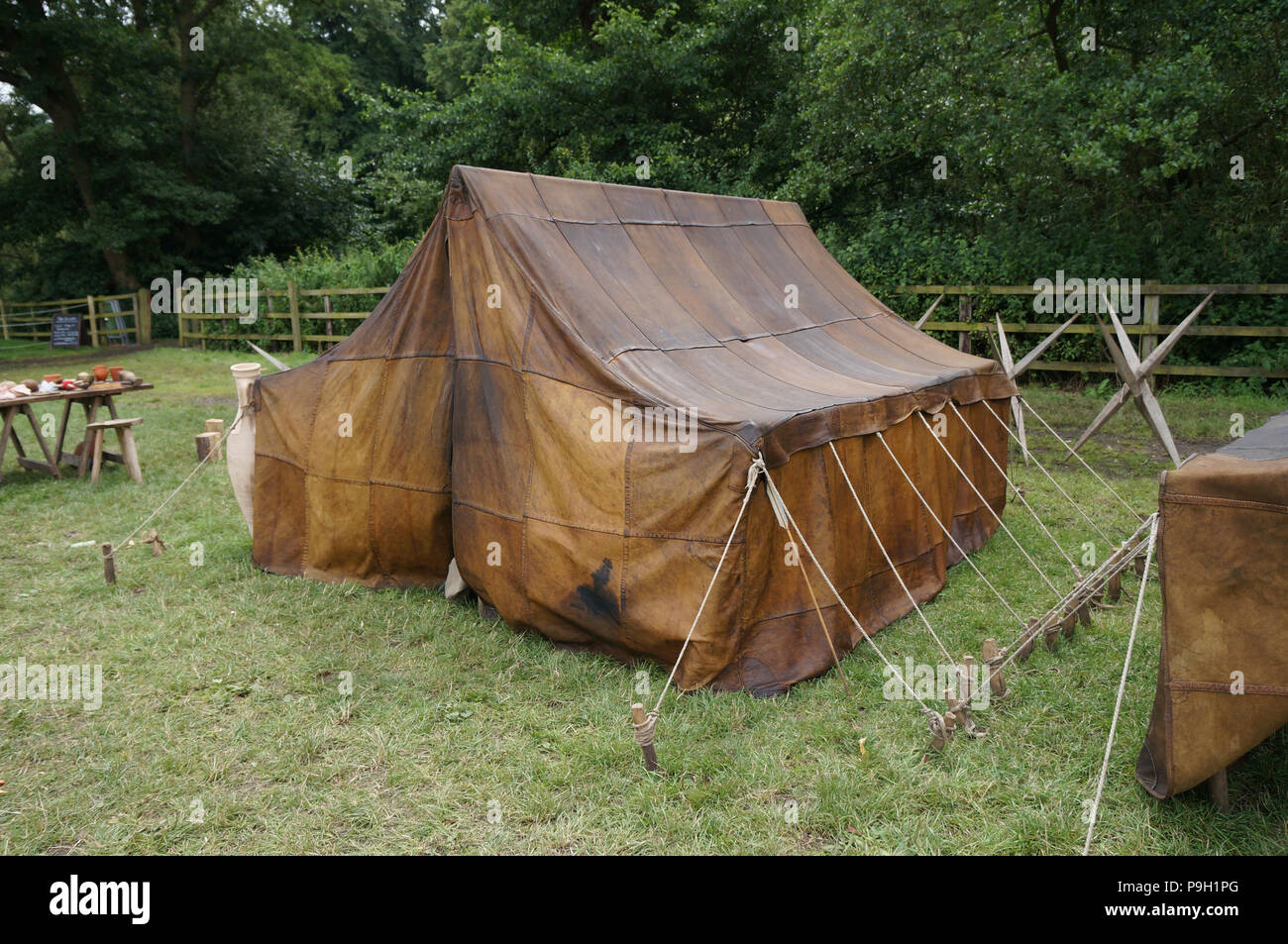 Eine Nachbildung der römischen Legionär Zelt, aus Quadraten aus Leder zusammengenäht. Stockfoto