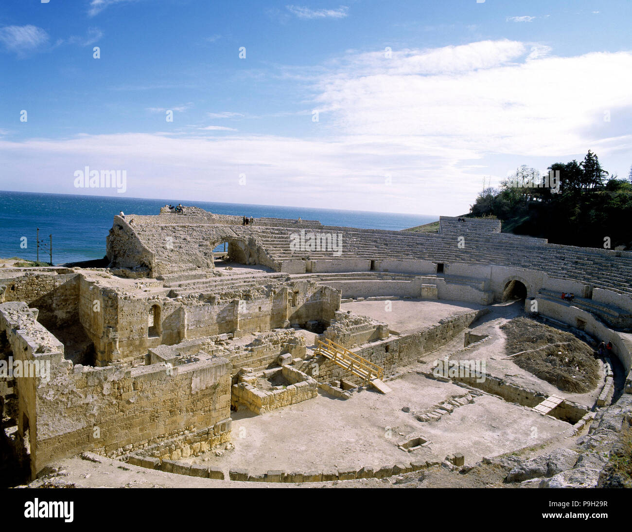 Das römische Amphitheater von Tarragona elliptischer Boden, in der Mitte der Arena gibt es Reste... Stockfoto