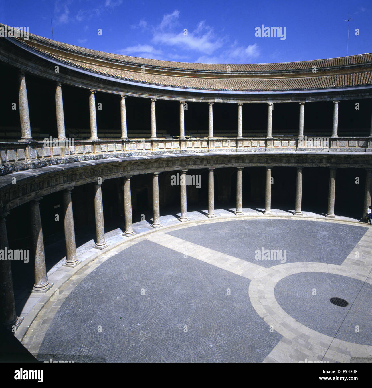 Runde Innenhof des Palastes Karls V. in der Alhambra in Granada, von Pedro Machuca. Stockfoto