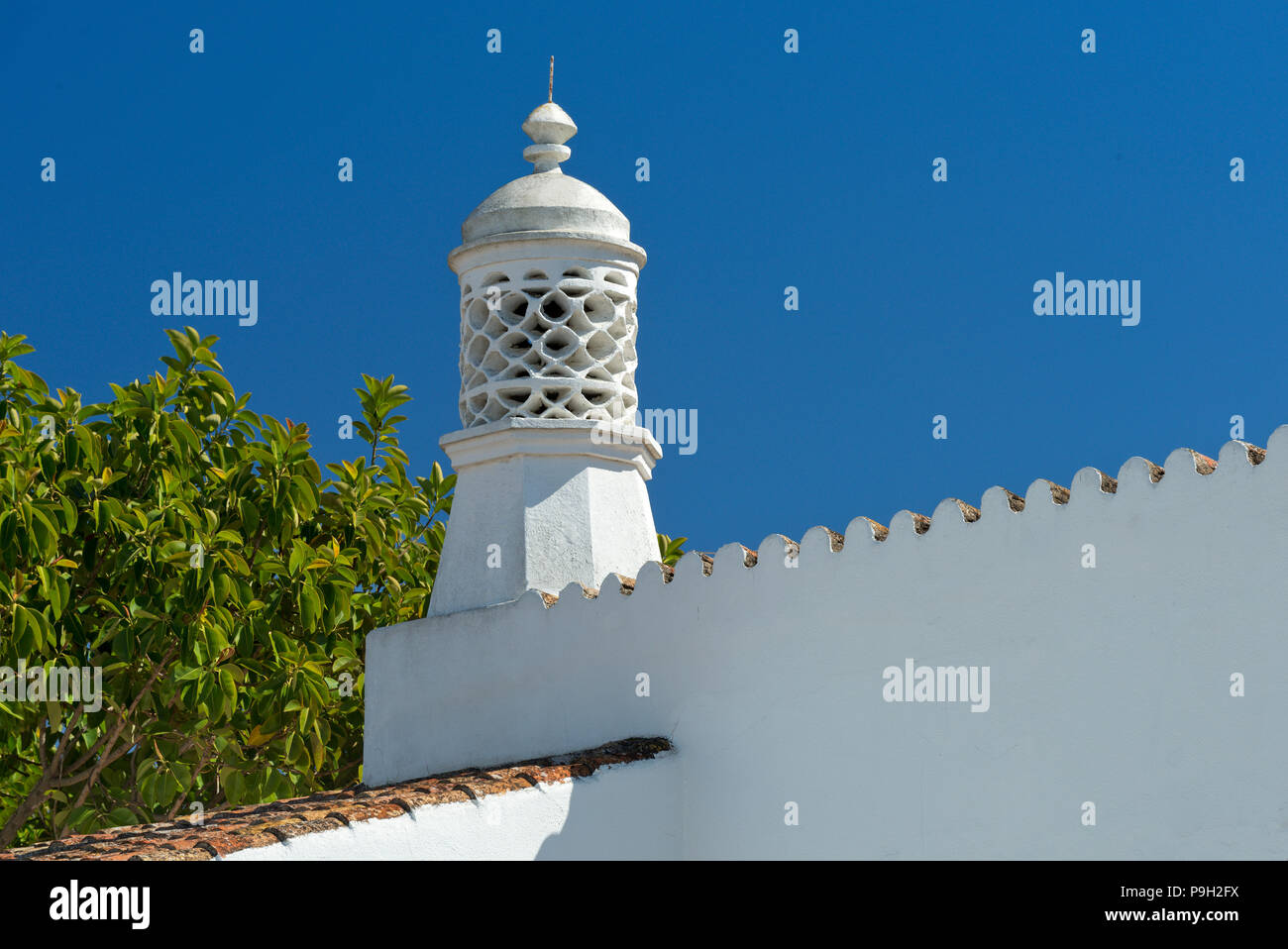 Ein traditionelles verzierten Kamin bei Almancil, Algarve, Portugal Stockfoto
