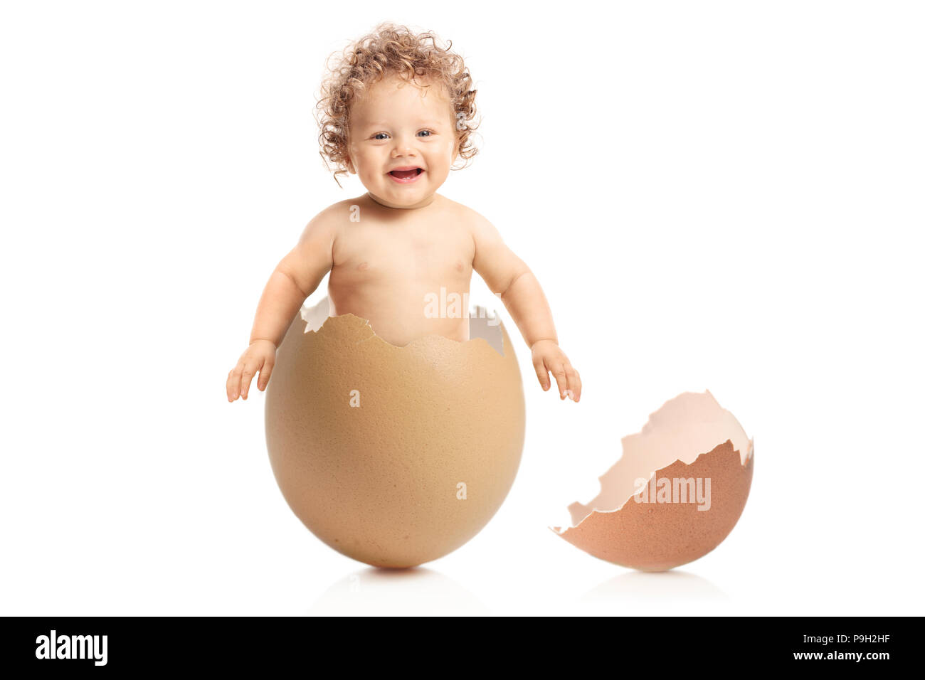 Baby Boy aus eine Eierschale auf weißem Hintergrund Stockfoto