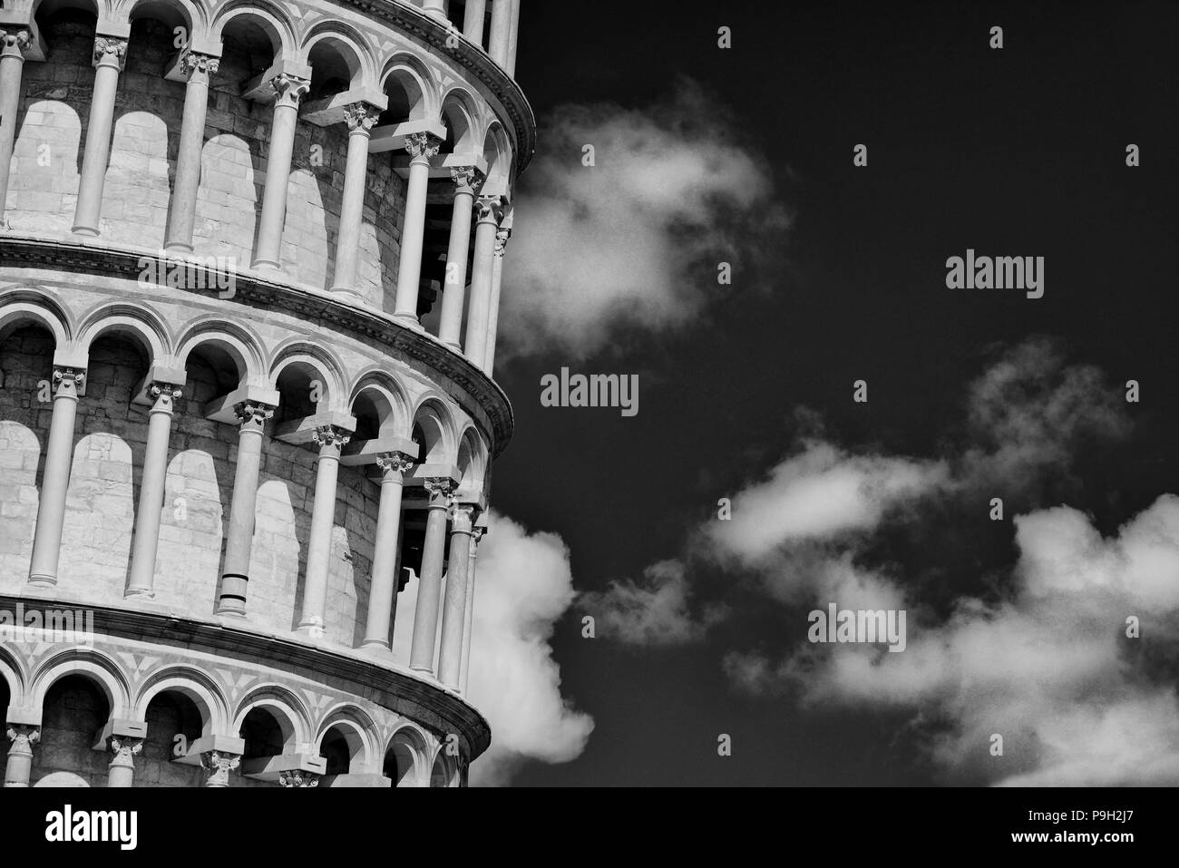 Den berühmten Schiefen Turm von Pisa monumentale Bögen mit Kopie Raum (Schwarz und Weiß) Stockfoto