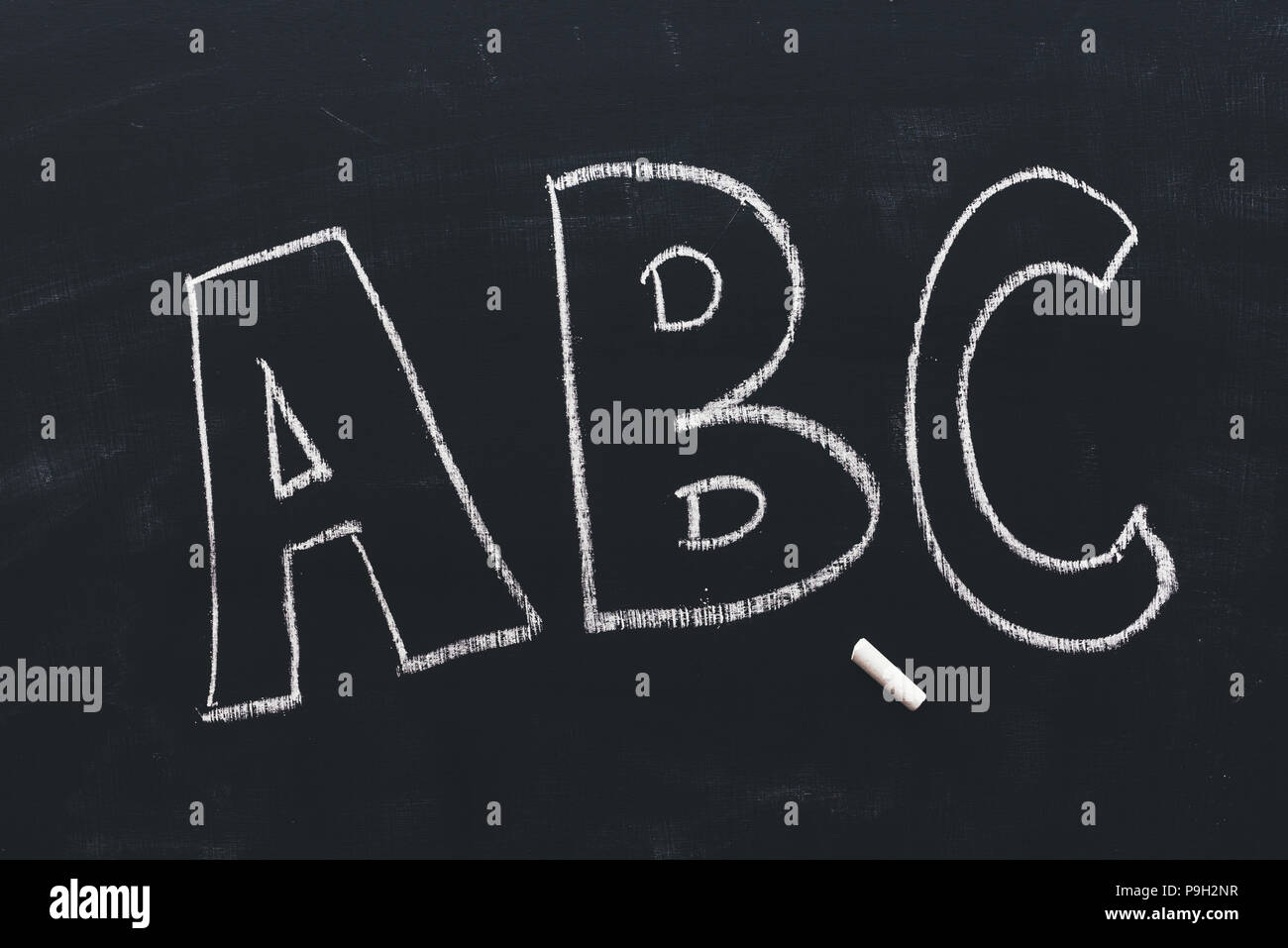 ABC Schule Tafel mit Kreide, Bildung und Alphabetisierung geschrieben Stockfoto