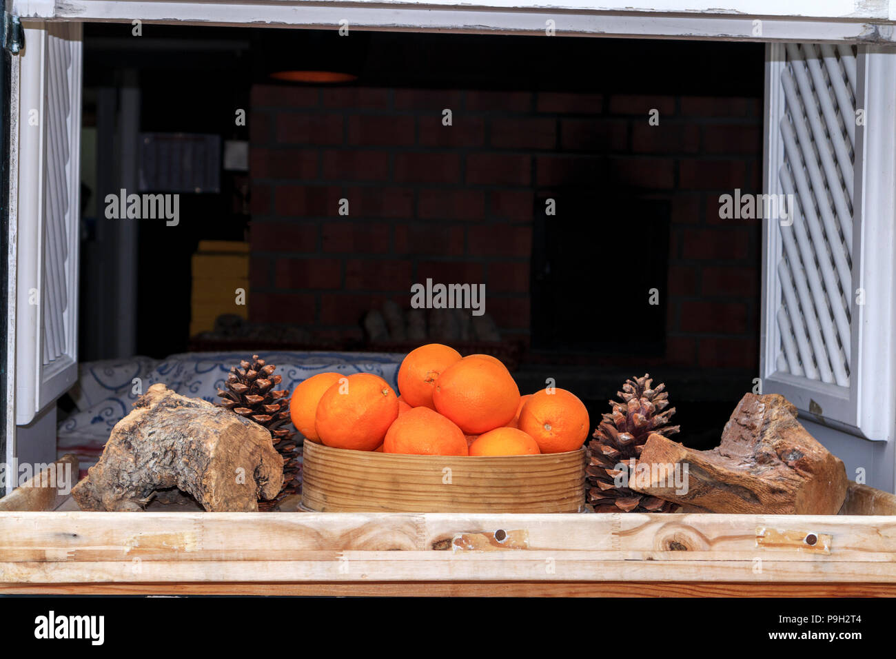 Eine Schale von Orangen auf dem Fensterbrett eines alten Hauses closeup Stockfoto