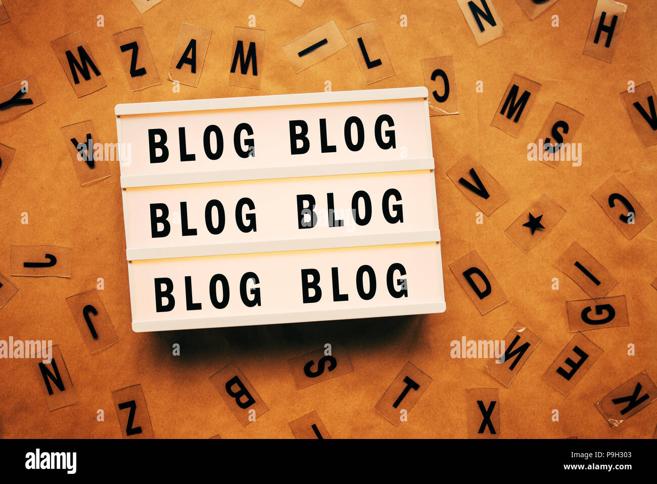 Blogs und Blogging Konzept mit wiederholten Wort auf Leuchtkasten Stockfoto