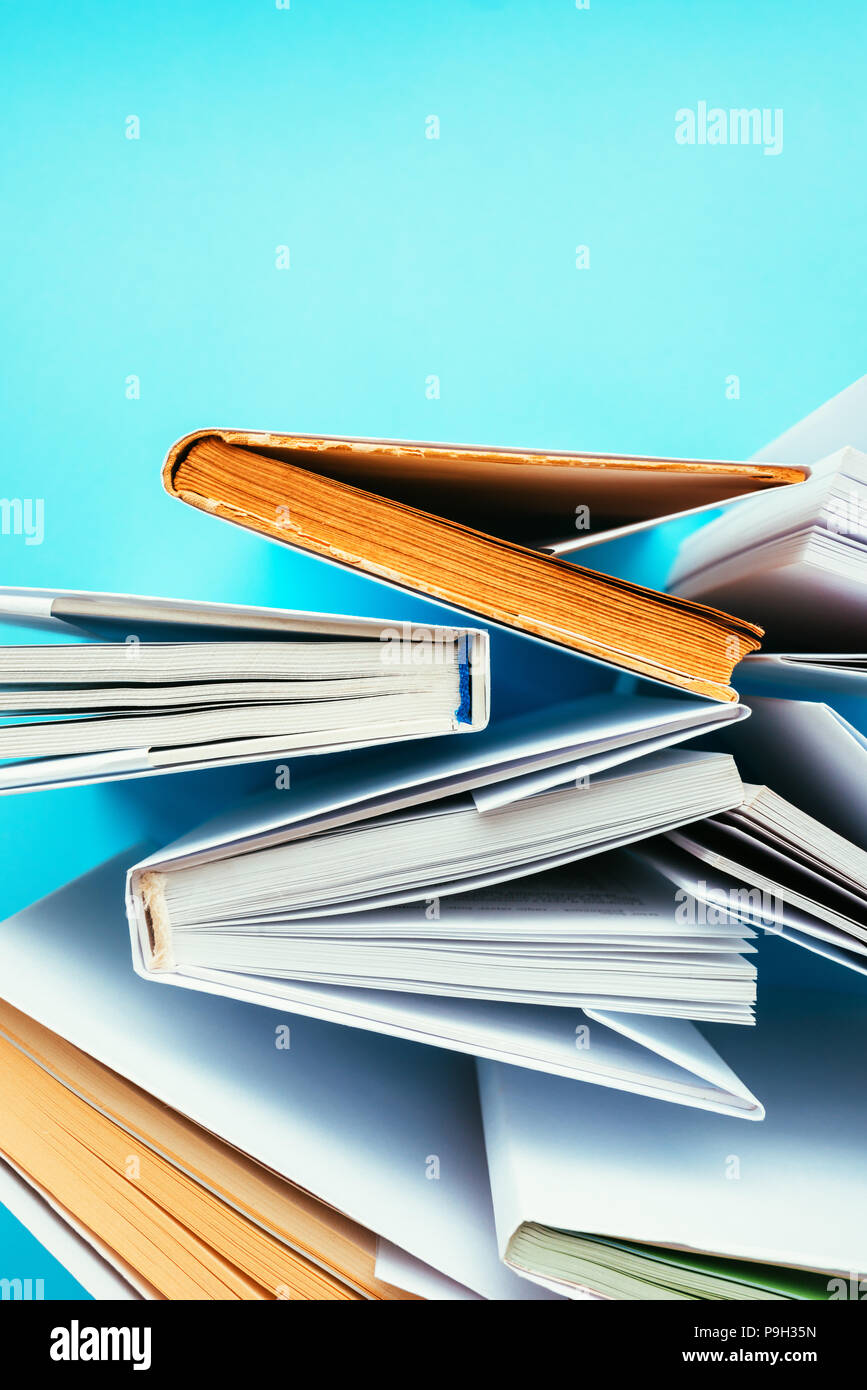 Bücher von oben auf blauem Hintergrund, Bildung und Alphabetisierung Konzept Stockfoto