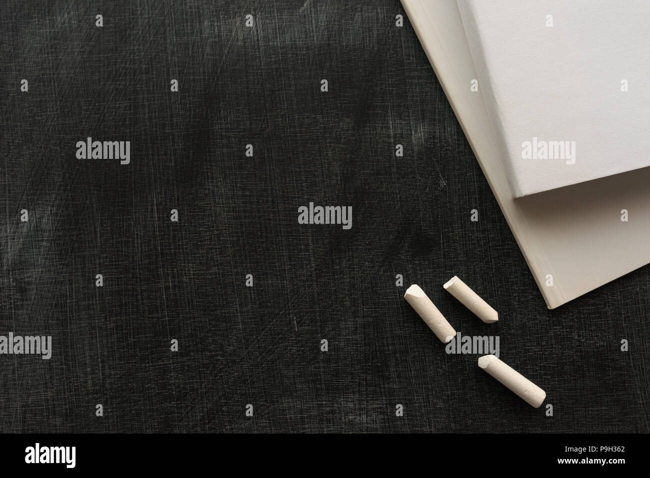 Bücher und Kreide auf Tafel als Kopie Raum Stockfoto