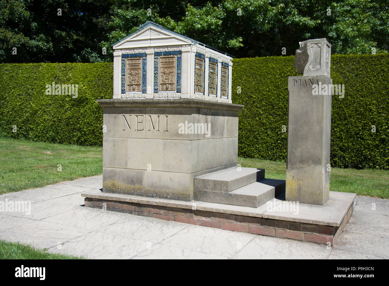 Der Schrein von Nemi, Tempel der Göttin Diana, Skulptur auf dem Gelände der Rufford Abbey Park, Nottinghamshire, England, UK. Stockfoto