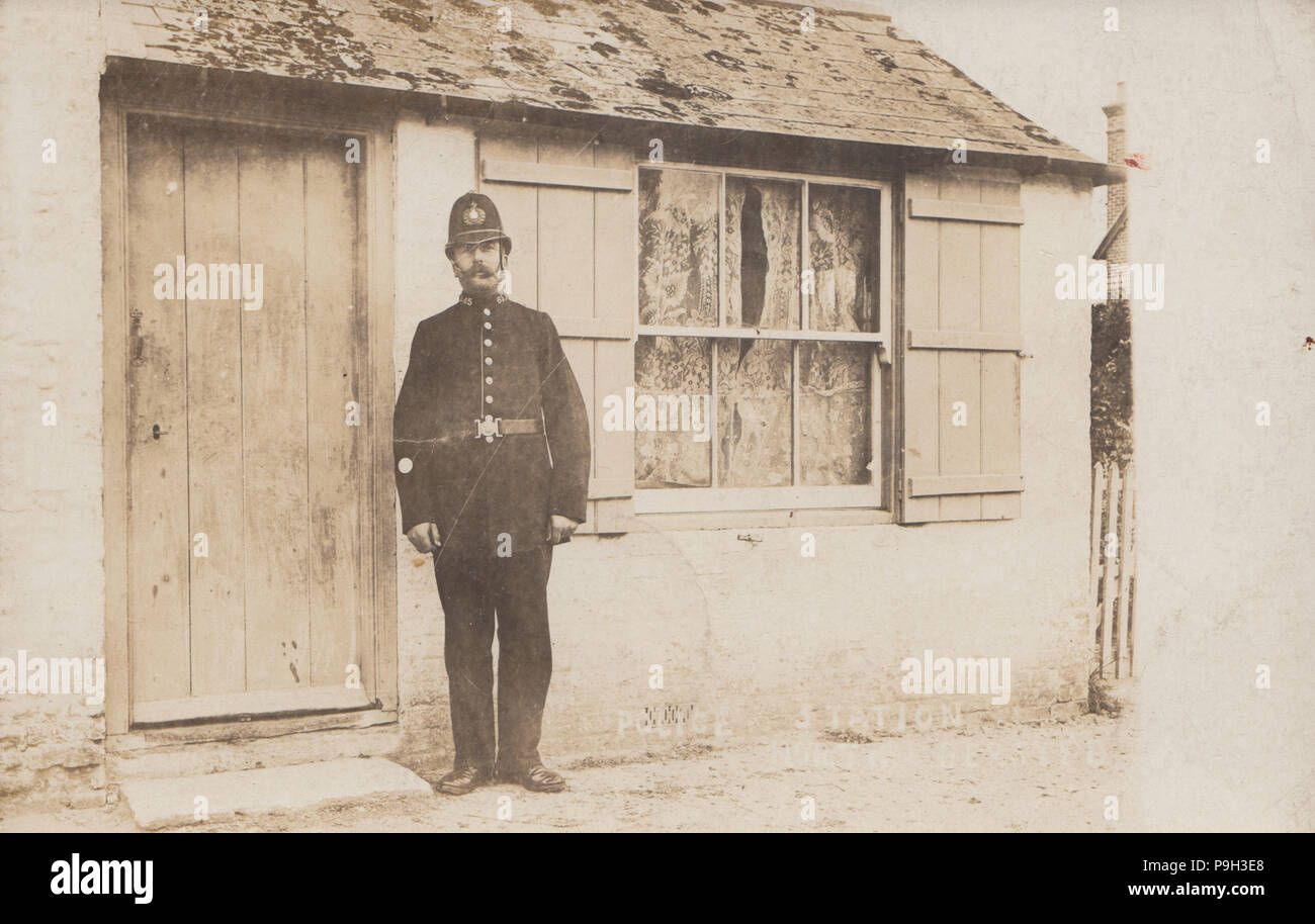 Jahrgang Foto: ein Polizist stand außerhalb Nord Berstead Polizeistation, Sussex, England, Großbritannien Stockfoto