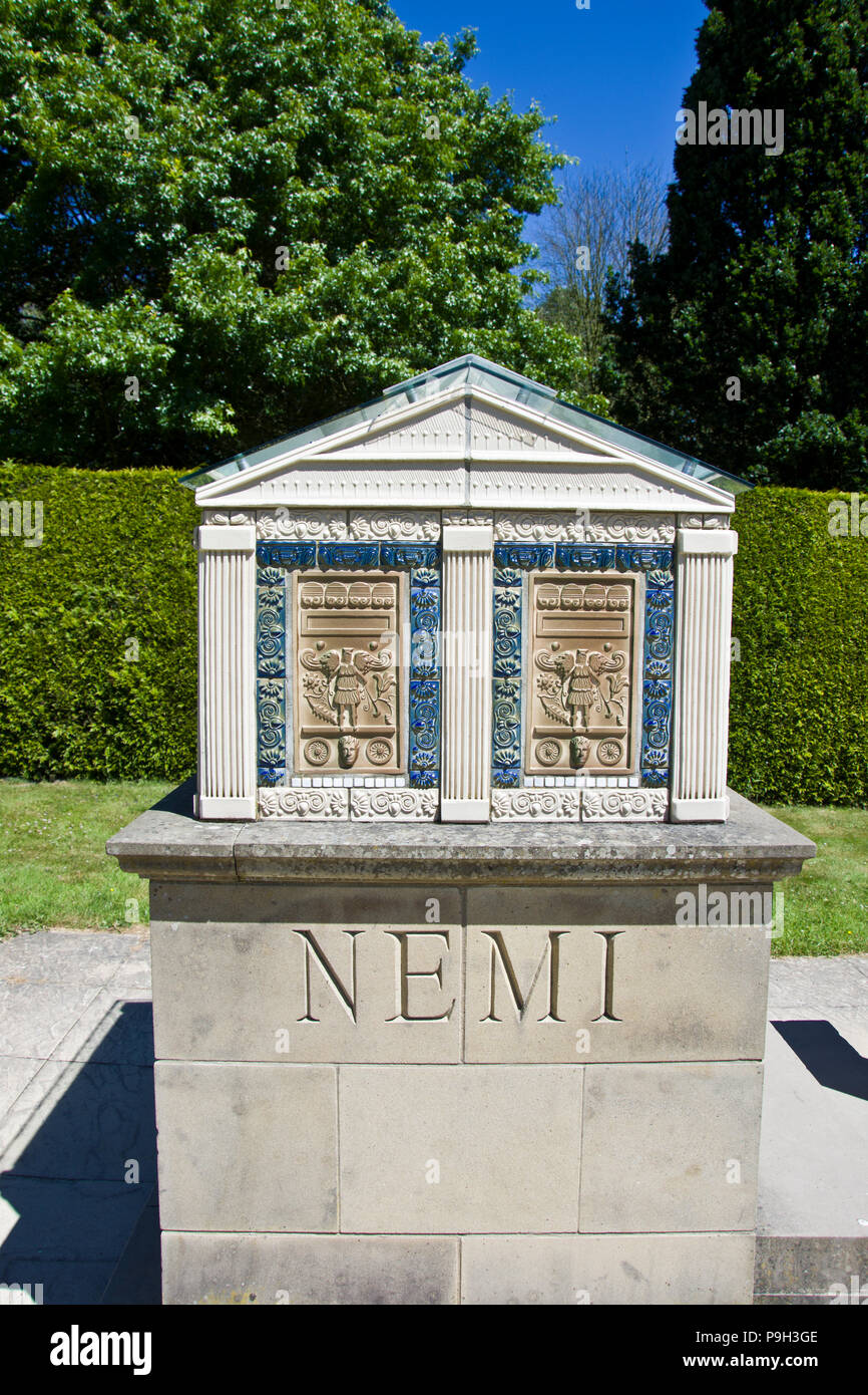 Der Schrein von Nemi, Tempel der Göttin Diana, Skulptur auf dem Gelände der Rufford Abbey Park, Nottinghamshire, England, UK. Stockfoto