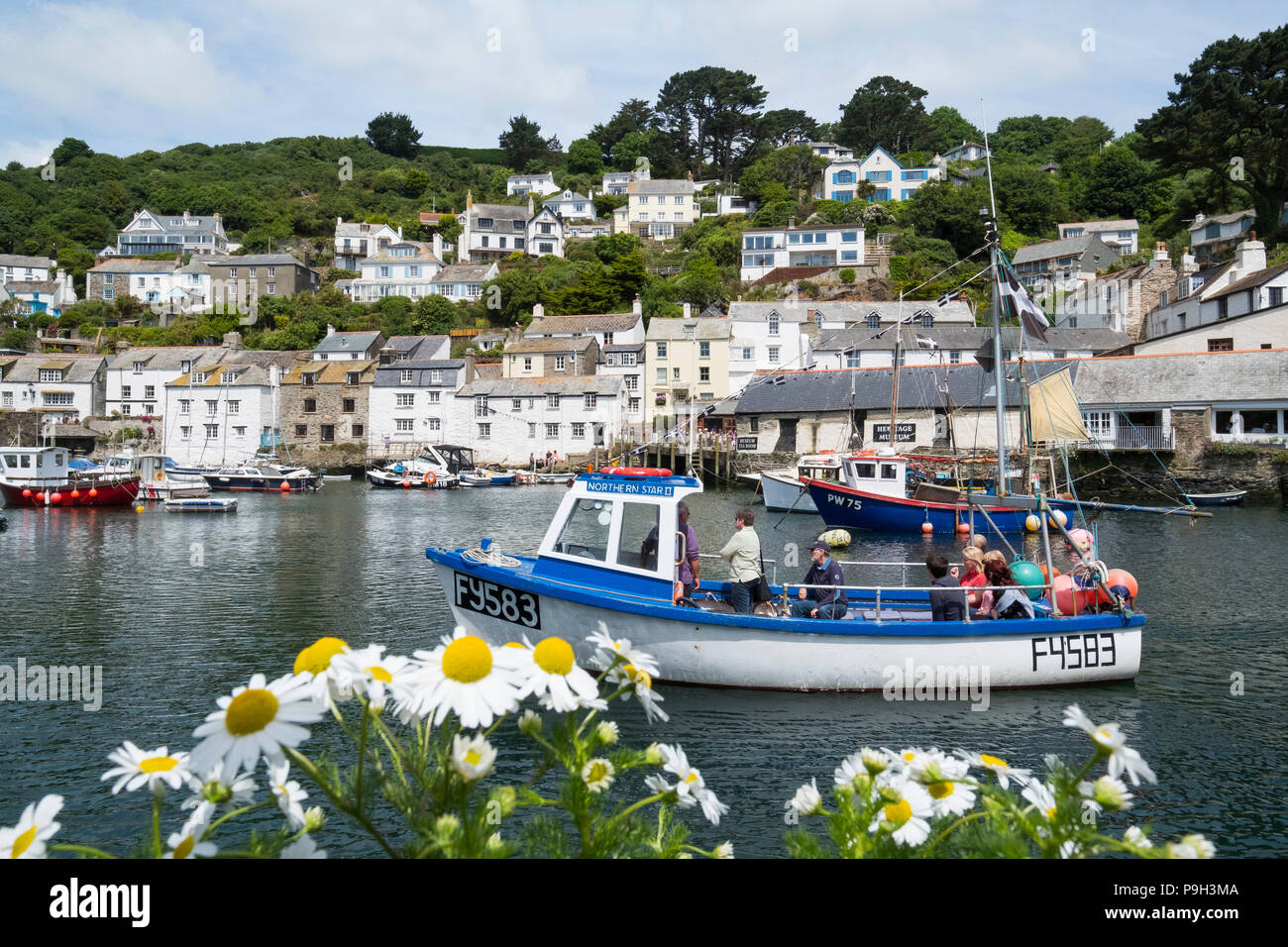 Boote im Hafen am Hafen von Polperro, Cornwall, England, Großbritannien. Stockfoto