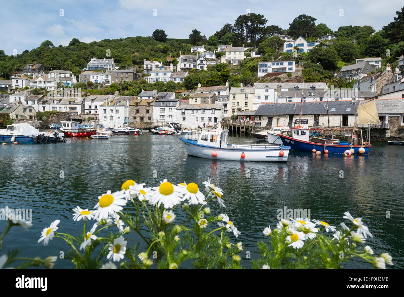 Boote im Hafen am Hafen von Polperro, Cornwall, England, Großbritannien. Stockfoto