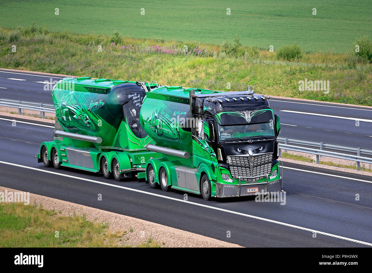 Mercedes-Benz Actros 2551 Highway Hero zeigen, Lkw und Transporter von kuljetus Auvinen Oy auf der Straße im Sommer. Salo, Finnland - 13. Juli 2018. Stockfoto