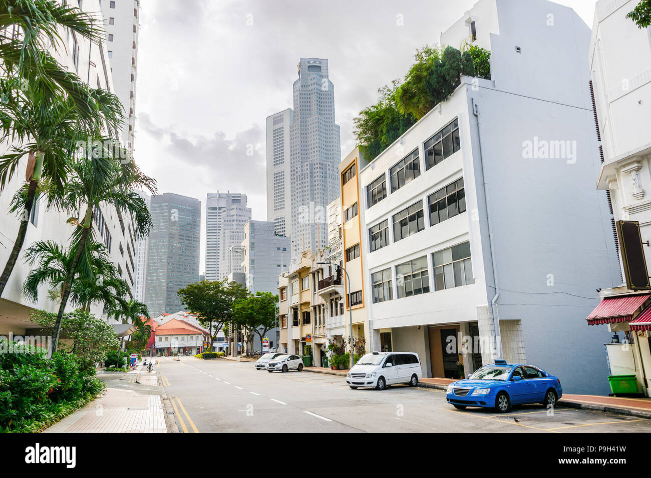 Stadt Straße von Singapore Downtown mit parkenden Autos in den diesigen Sonnenlicht Stockfoto