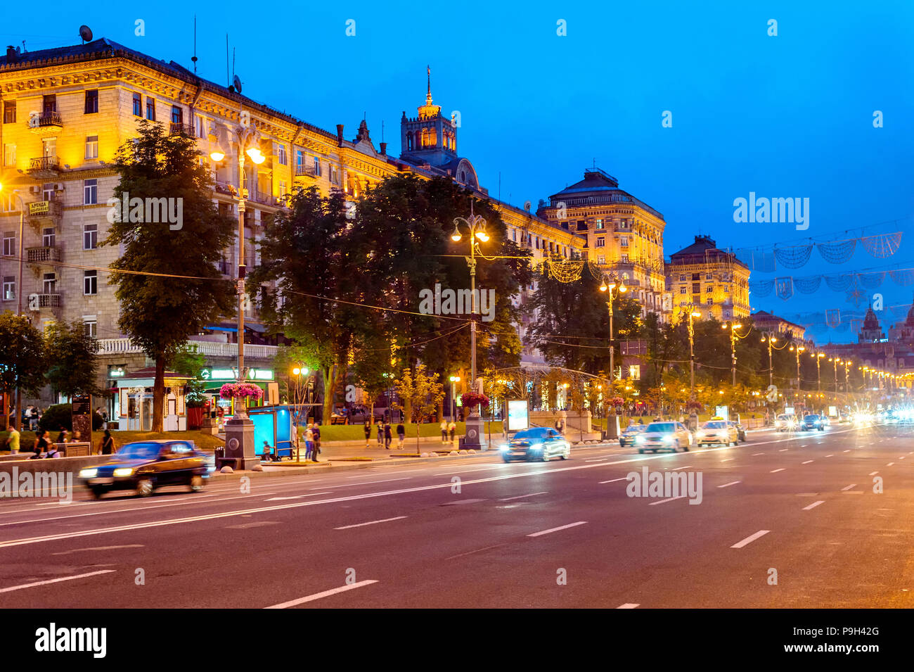 Abend Stadtbild mit Verkehr auf der Straße von beleuchteten Innenstadt Khreshchatyk Straße, Kiew, Ukraine Stockfoto