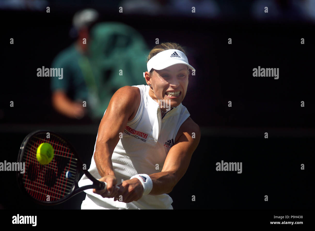 London, England - Juli 7, 2018. Wimbledon Tennis: Deutschlands Angie Kerber Streiks eine Rückhand auf ihre Gegnerin Naomi Osaka in Japan während ihrer dritten r Stockfoto
