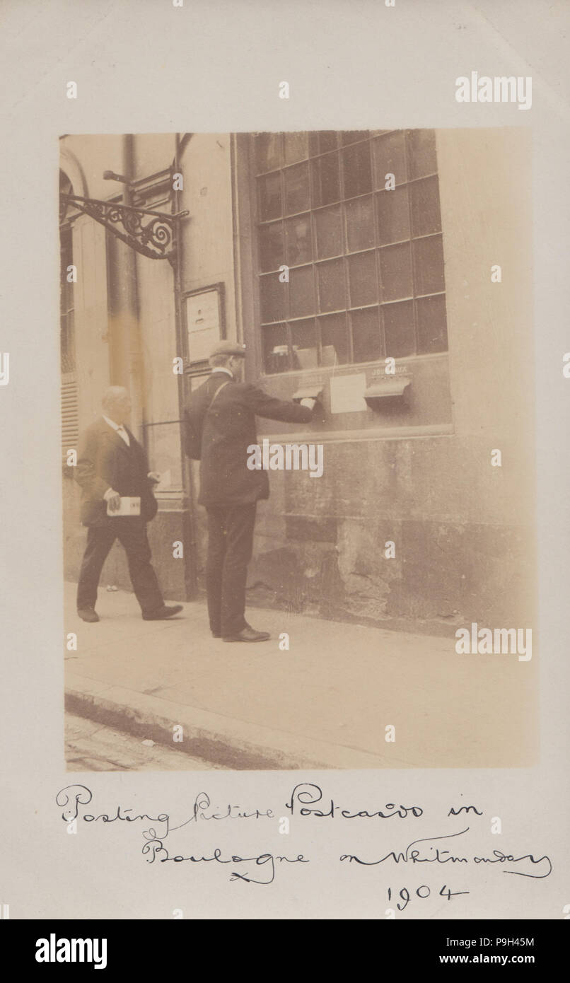 Vintage Foto von einem Mann Buchung Postkarten in Boulogne-sur-Mer, Frankreich 1904. Stockfoto