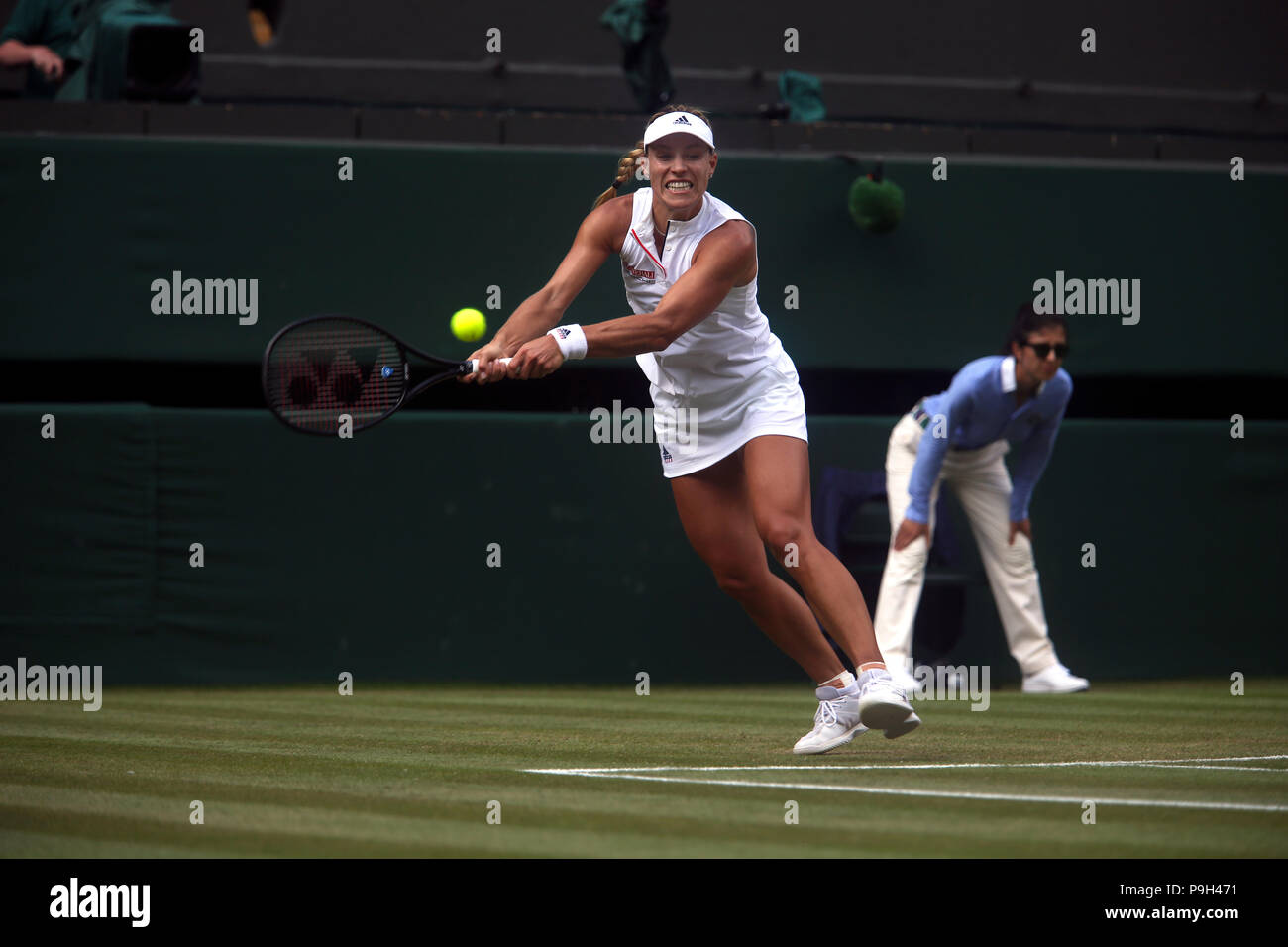 London, England - Juli 7, 2018. Wimbledon Tennis: Deutschlands Angie Kerber Streiks eine Rückhand auf ihre Gegnerin Naomi Osaka in Japan während ihrer dritten r Stockfoto