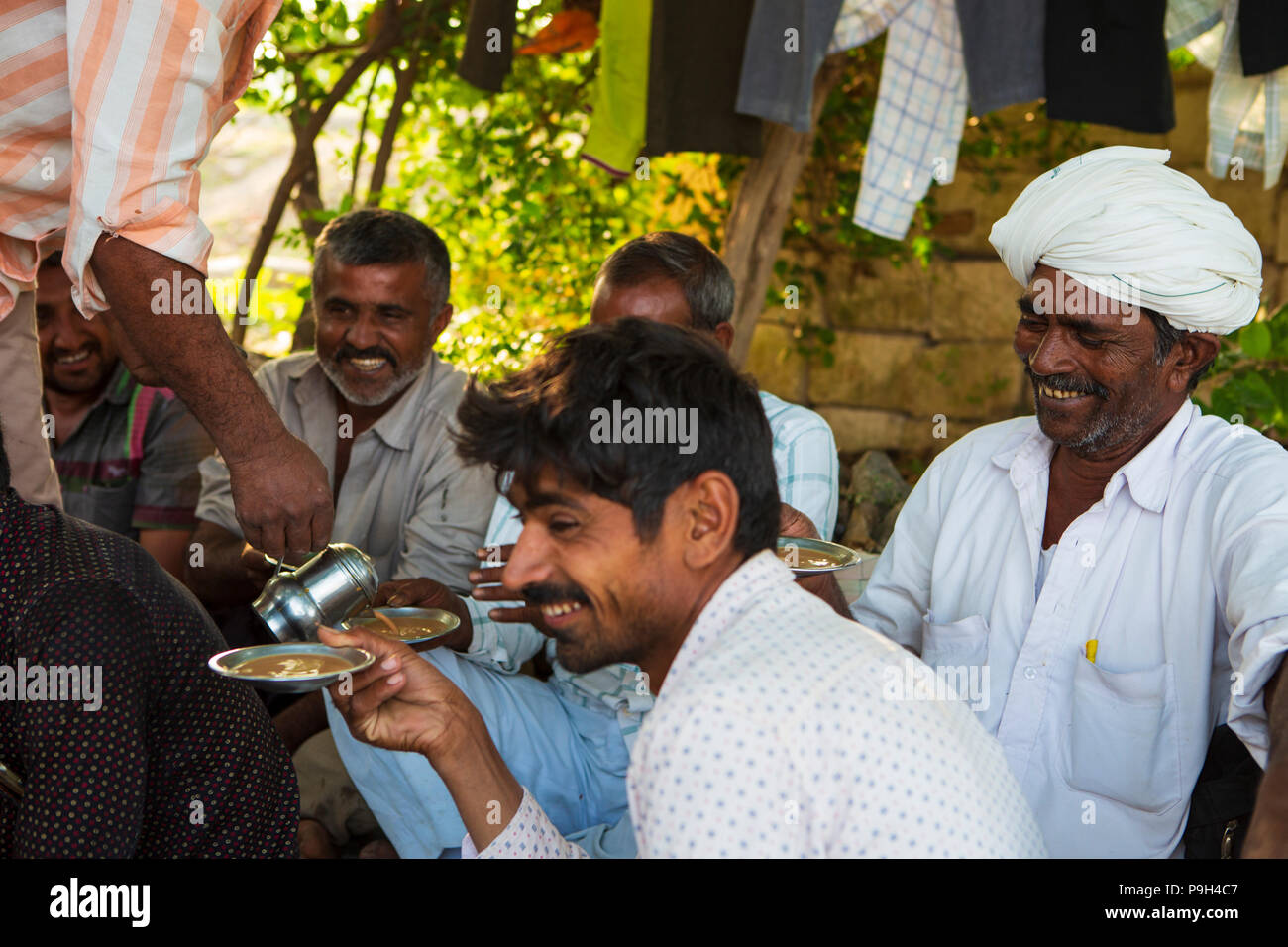 Die Landwirte drinks Chai während der Teilnahme an einem lokalen Landwirt Interest Group. Stockfoto