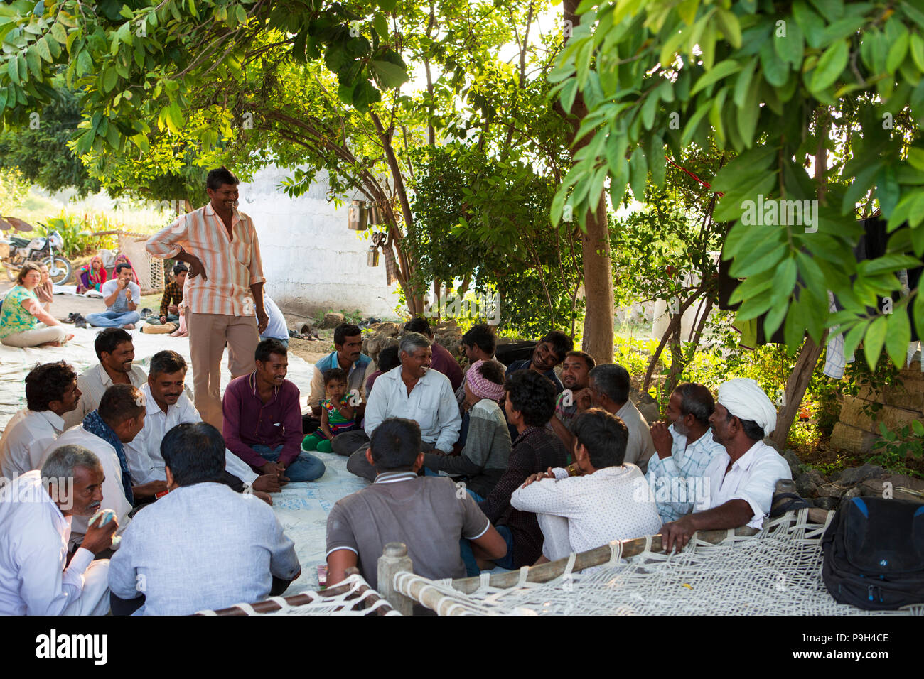 Die Landwirte drinks Chai während der Teilnahme an einem lokalen Landwirt Interest Group. Stockfoto