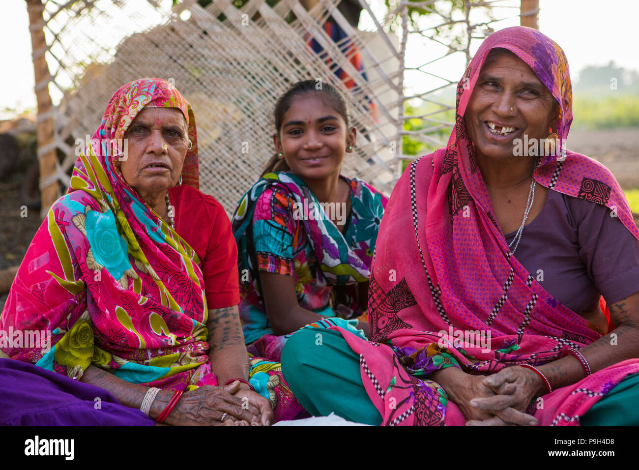 Frauen in bunten Sari's auf einem Bauernhof in Indien. Stockfoto