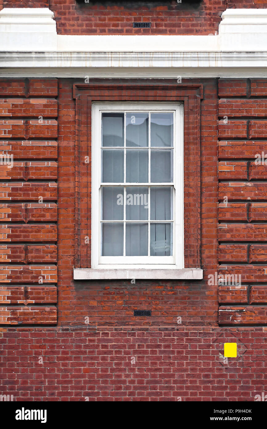 Fenster bei Red Brick House in London. Stockfoto