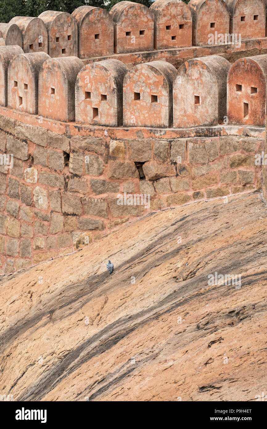 Ein Teil der Mauern des 17. Jahrhunderts rock Thirumayam fort in Tamil Nadu, Indien, erbaut auf einem Plateau, das 40 Hektar Stockfoto