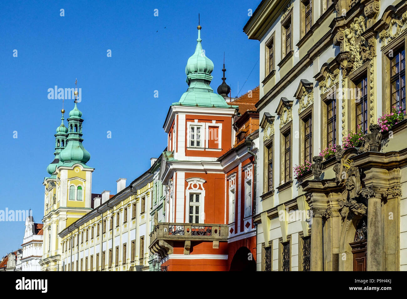 Historische Häuser auf dem Velke Namesti Platz mit der Kirche der Himmelfahrt der Jungfrau Maria, Hradec Kralove, Tschechische Republik Stockfoto