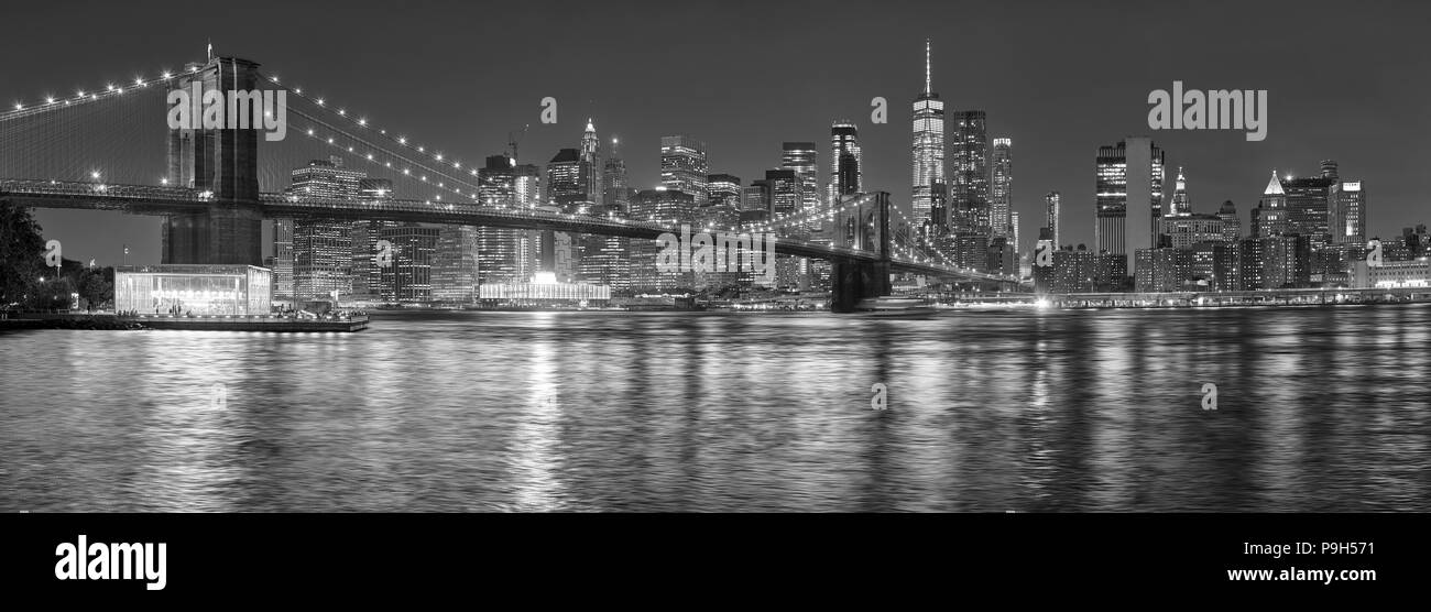 Schwarz / weiß Bild der Skyline von New York bei Nacht, USA. Stockfoto