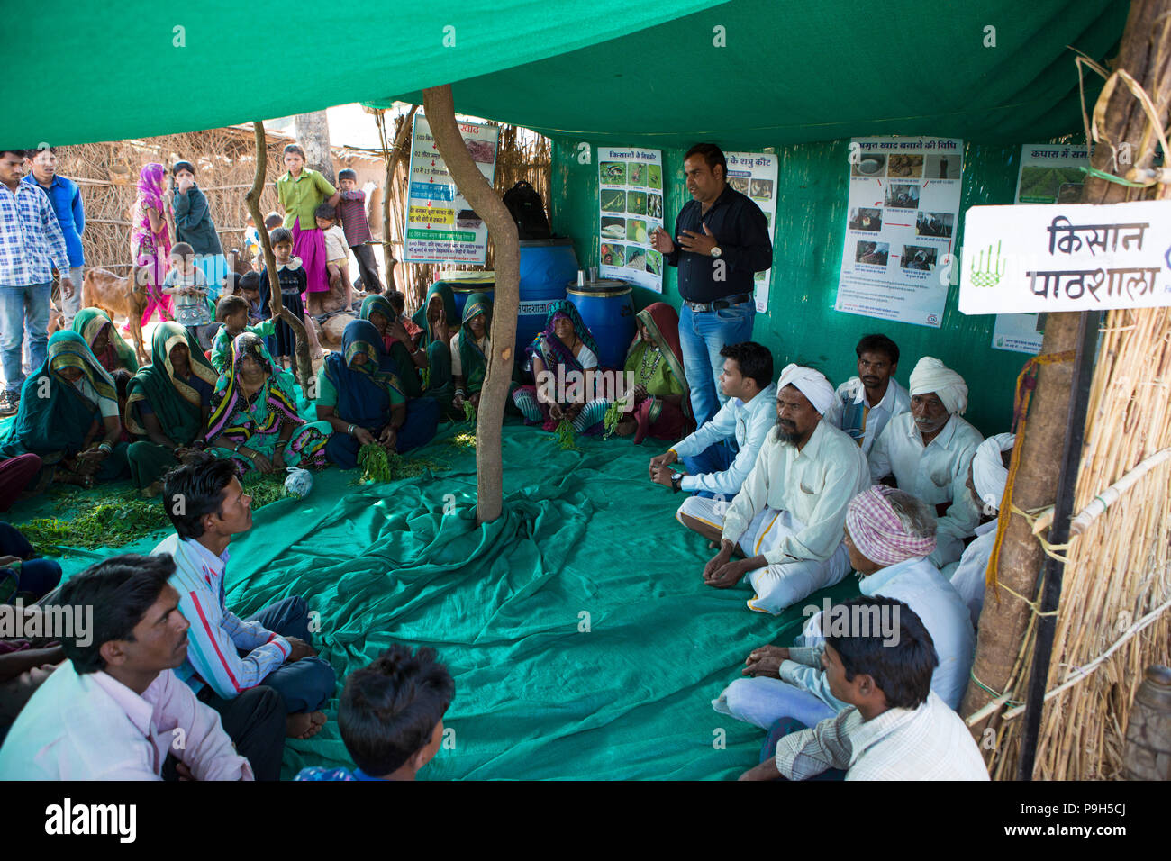 Eine Gruppe von lokalen Bauern lernen, wie organische Dünger für Ihre Betriebe an einem Farmer Field Schools, Sendhwa, Indien zu machen. Stockfoto